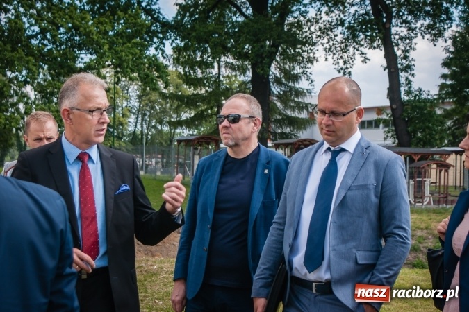 Zdjęcie w galerii na portalu naszraciborz.pl: Kryte lodowisko w Raciborzu coraz bliżej. Posłowie wizytowali nasze obiekty sportowe wiadomości z regionu