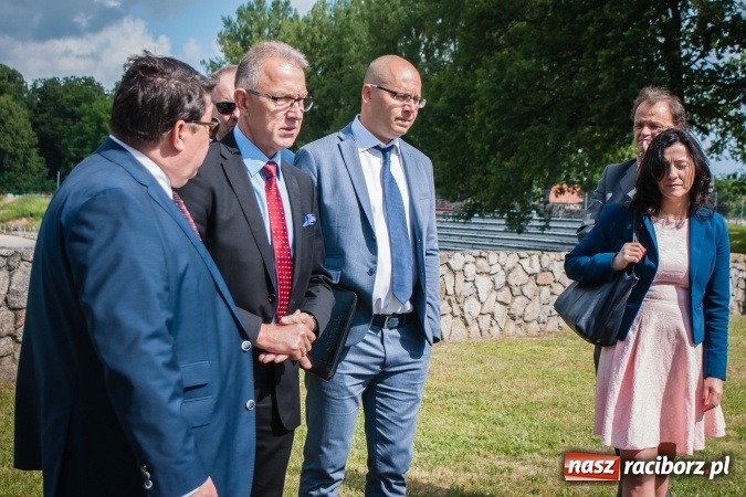 Zdjęcie w galerii na portalu naszraciborz.pl: Kryte lodowisko w Raciborzu coraz bliżej. Posłowie wizytowali nasze obiekty sportowe wiadomości z regionu