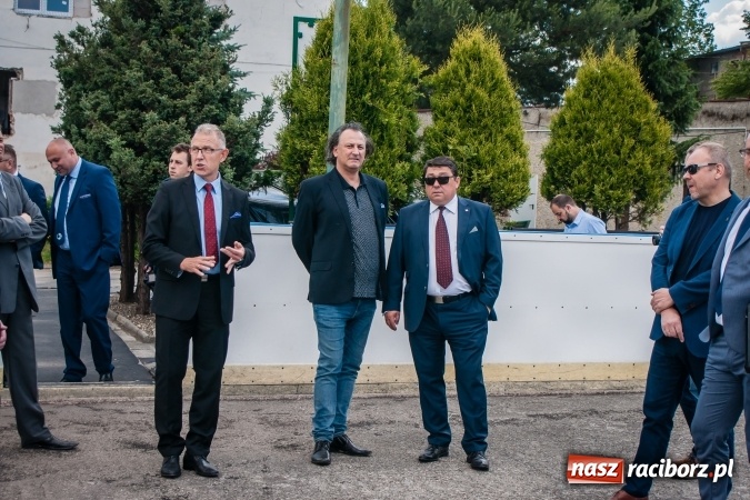 Zdjęcie w galerii na portalu naszraciborz.pl: Kryte lodowisko w Raciborzu coraz bliżej. Posłowie wizytowali nasze obiekty sportowe wiadomości z regionu