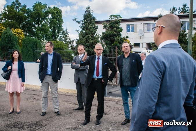Zdjęcie w galerii na portalu naszraciborz.pl: Kryte lodowisko w Raciborzu coraz bliżej. Posłowie wizytowali nasze obiekty sportowe wiadomości z regionu