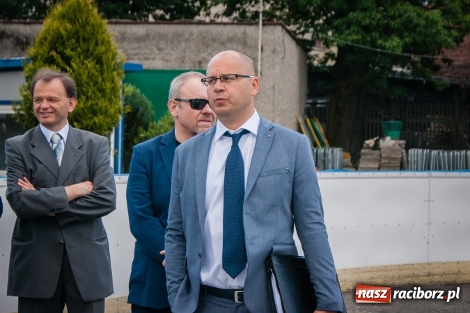 Zdjęcie w galerii na portalu naszraciborz.pl: Kryte lodowisko w Raciborzu coraz bliżej. Posłowie wizytowali nasze obiekty sportowe wiadomości z regionu