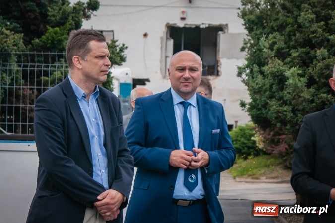 Zdjęcie w galerii na portalu naszraciborz.pl: Kryte lodowisko w Raciborzu coraz bliżej. Posłowie wizytowali nasze obiekty sportowe wiadomości z regionu