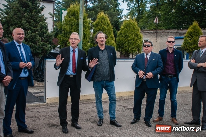 Zdjęcie w galerii na portalu naszraciborz.pl: Kryte lodowisko w Raciborzu coraz bliżej. Posłowie wizytowali nasze obiekty sportowe wiadomości z regionu