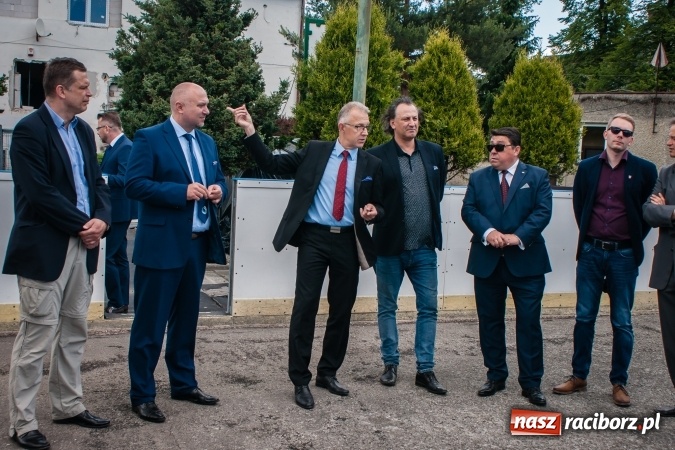 Zdjęcie w galerii na portalu naszraciborz.pl: Kryte lodowisko w Raciborzu coraz bliżej. Posłowie wizytowali nasze obiekty sportowe wiadomości z regionu