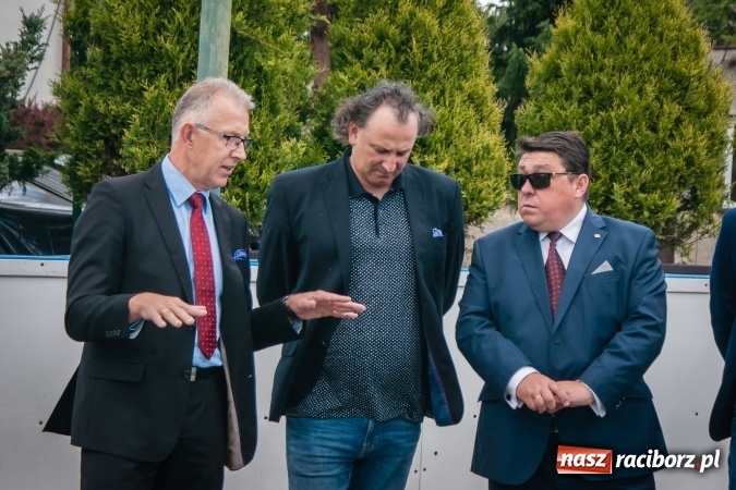 Zdjęcie w galerii na portalu naszraciborz.pl: Kryte lodowisko w Raciborzu coraz bliżej. Posłowie wizytowali nasze obiekty sportowe wiadomości z regionu