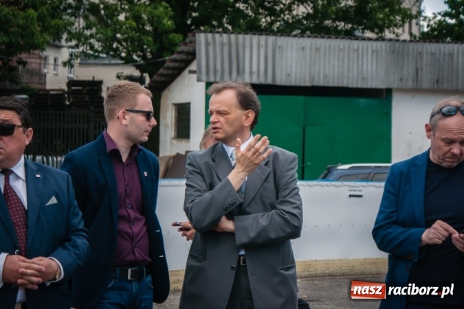 Zdjęcie w galerii na portalu naszraciborz.pl: Kryte lodowisko w Raciborzu coraz bliżej. Posłowie wizytowali nasze obiekty sportowe wiadomości z regionu