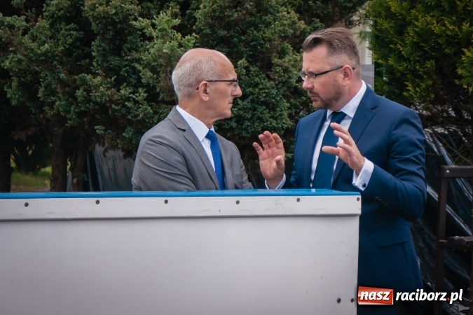 Zdjęcie w galerii na portalu naszraciborz.pl: Kryte lodowisko w Raciborzu coraz bliżej. Posłowie wizytowali nasze obiekty sportowe wiadomości z regionu