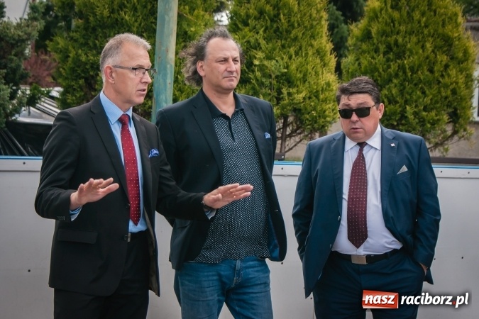 Zdjęcie w galerii na portalu naszraciborz.pl: Kryte lodowisko w Raciborzu coraz bliżej. Posłowie wizytowali nasze obiekty sportowe wiadomości z regionu