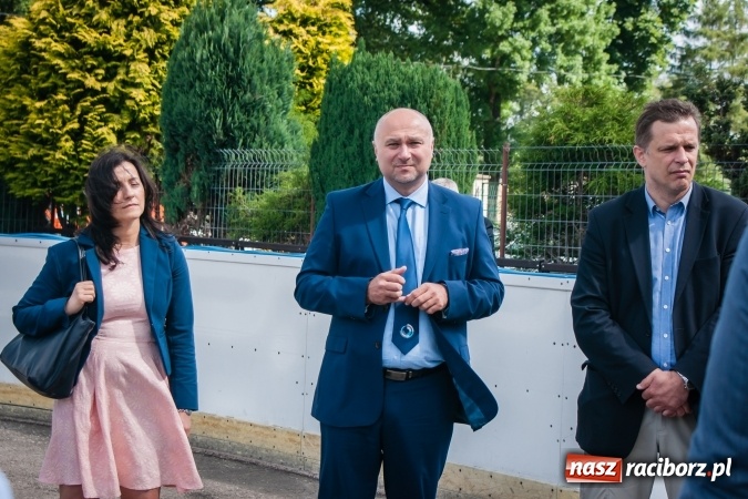 Zdjęcie w galerii na portalu naszraciborz.pl: Kryte lodowisko w Raciborzu coraz bliżej. Posłowie wizytowali nasze obiekty sportowe wiadomości z regionu