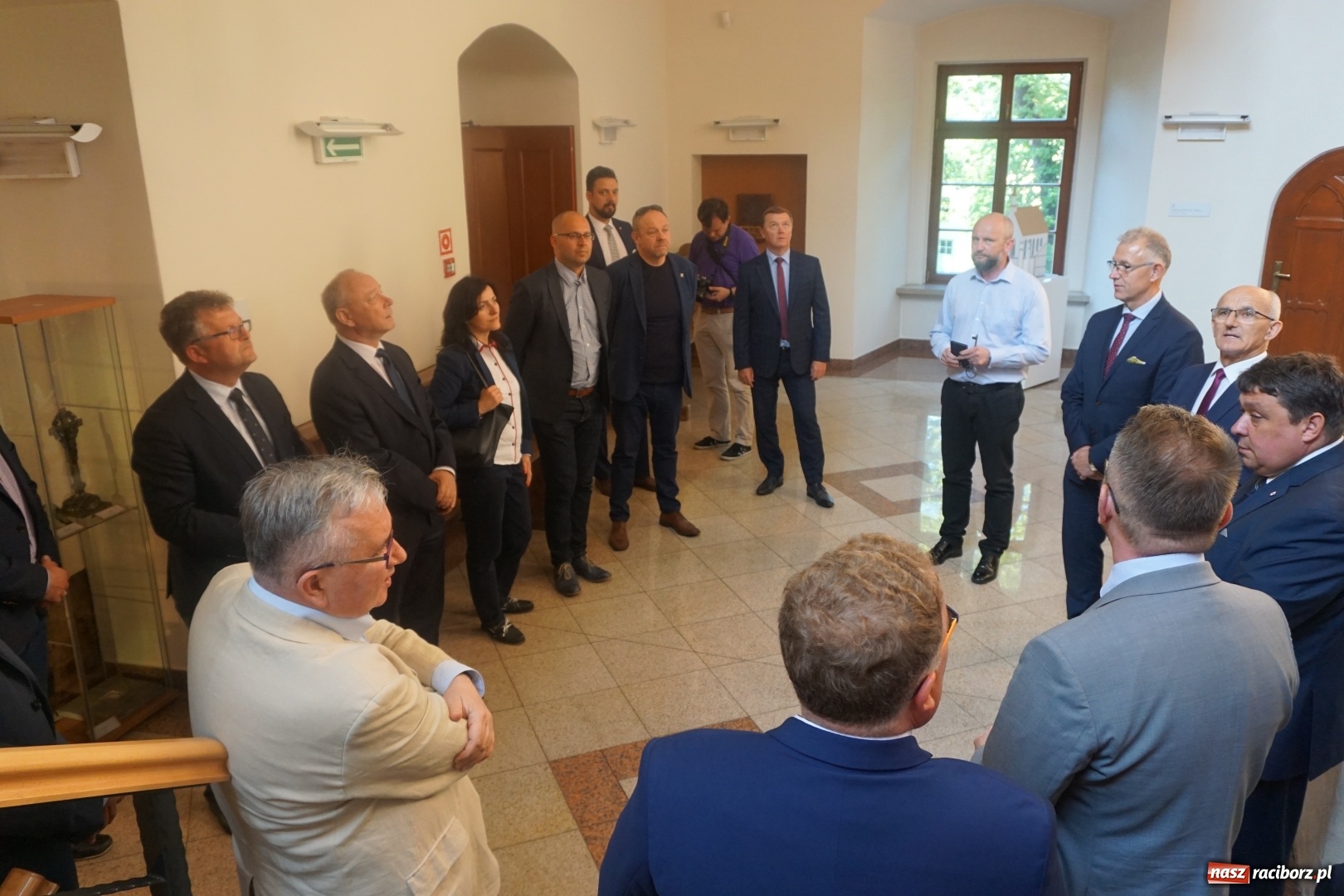 Zdjęcie w galerii na portalu naszraciborz.pl: Kryte lodowisko w Raciborzu coraz bliżej. Posłowie wizytowali nasze obiekty sportowe wiadomości z regionu