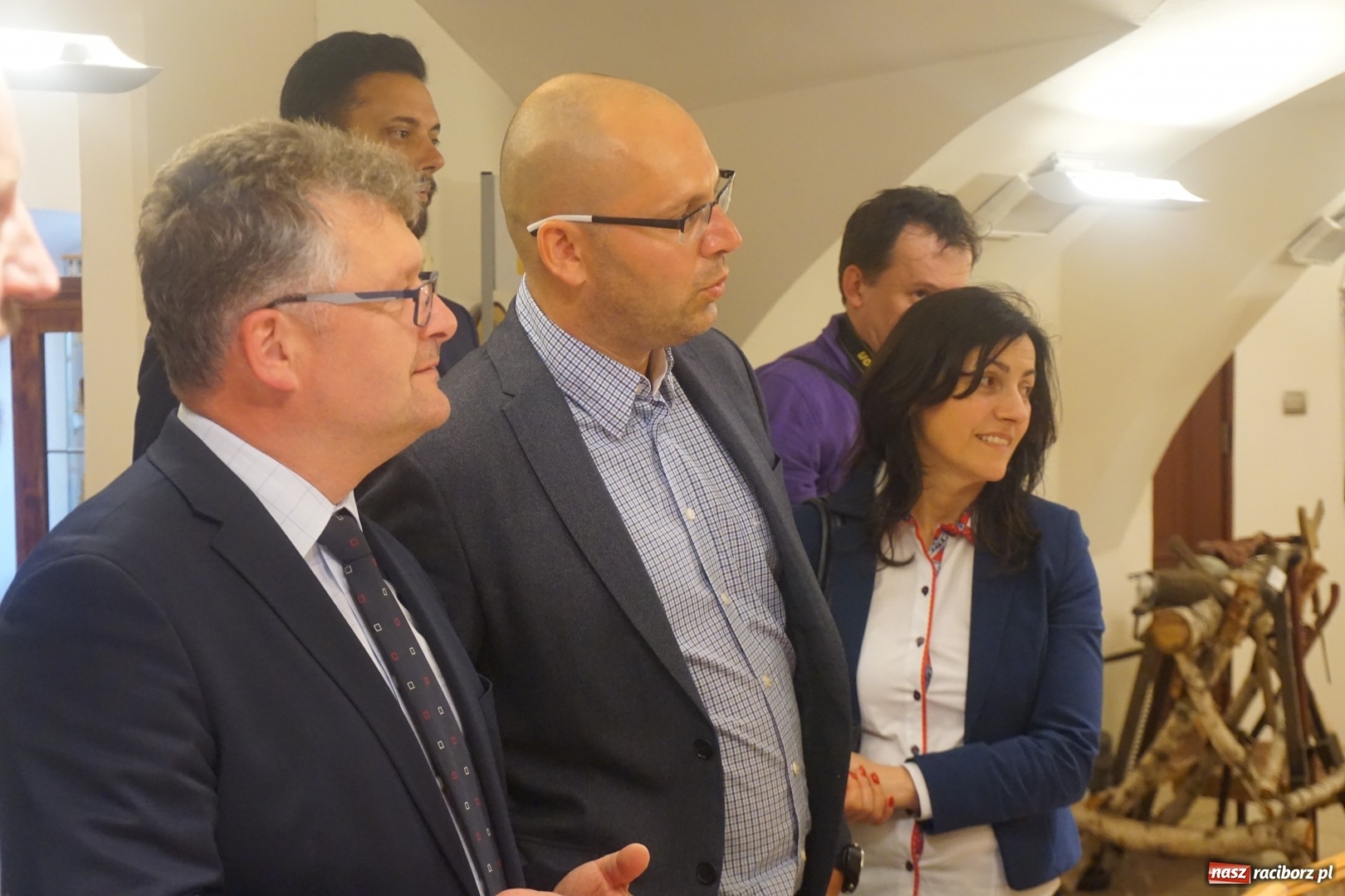 Zdjęcie w galerii na portalu naszraciborz.pl: Kryte lodowisko w Raciborzu coraz bliżej. Posłowie wizytowali nasze obiekty sportowe wiadomości z regionu