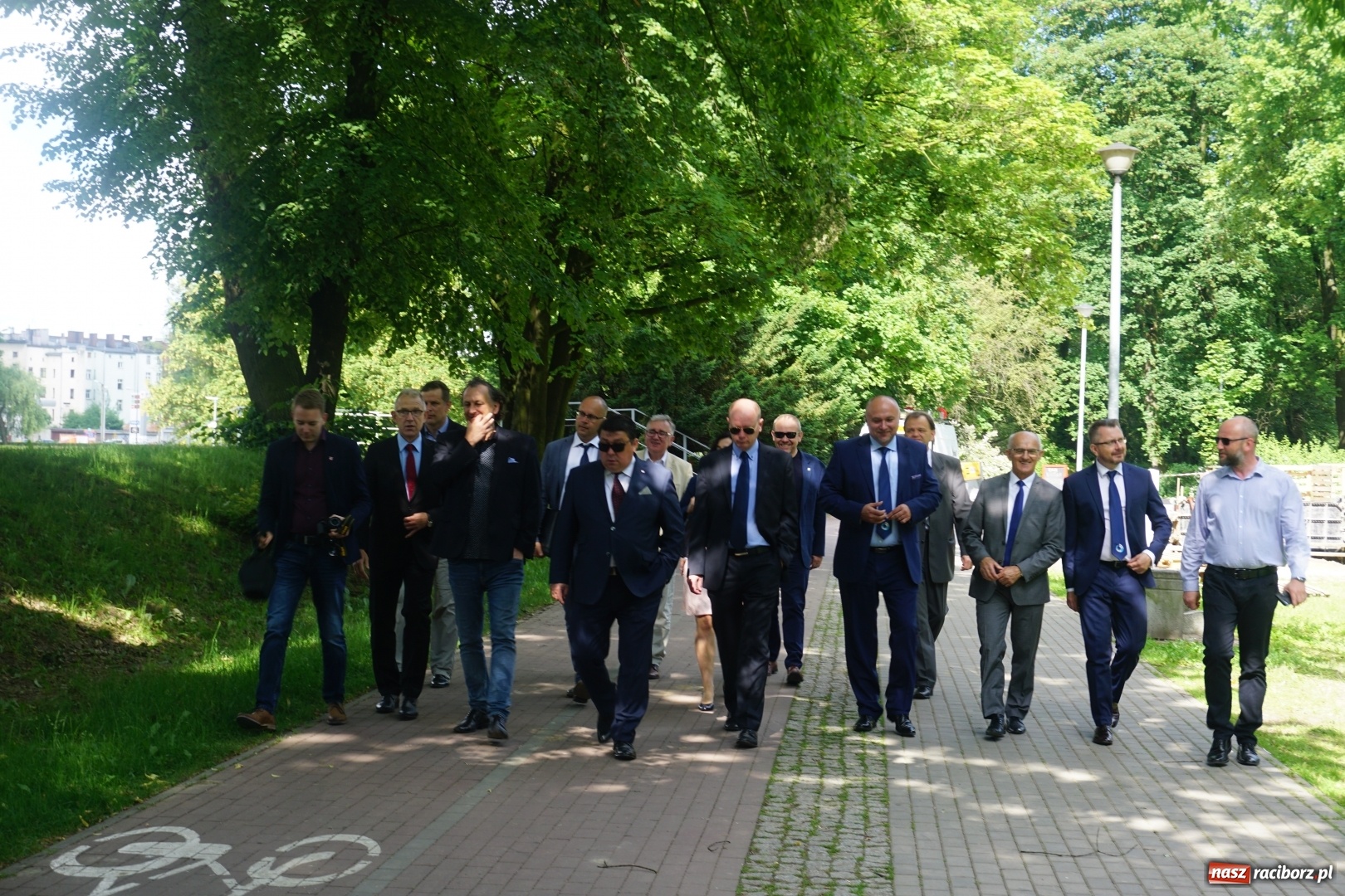 Zdjęcie w galerii na portalu naszraciborz.pl: Kryte lodowisko w Raciborzu coraz bliżej. Posłowie wizytowali nasze obiekty sportowe wiadomości z regionu