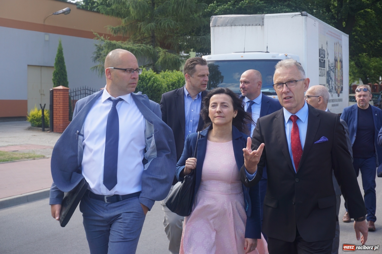 Zdjęcie w galerii na portalu naszraciborz.pl: Kryte lodowisko w Raciborzu coraz bliżej. Posłowie wizytowali nasze obiekty sportowe wiadomości z regionu