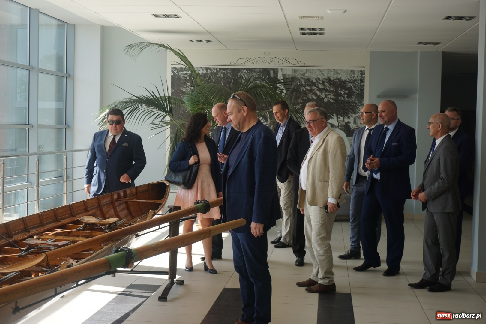 Zdjęcie w galerii na portalu naszraciborz.pl: Kryte lodowisko w Raciborzu coraz bliżej. Posłowie wizytowali nasze obiekty sportowe wiadomości z regionu