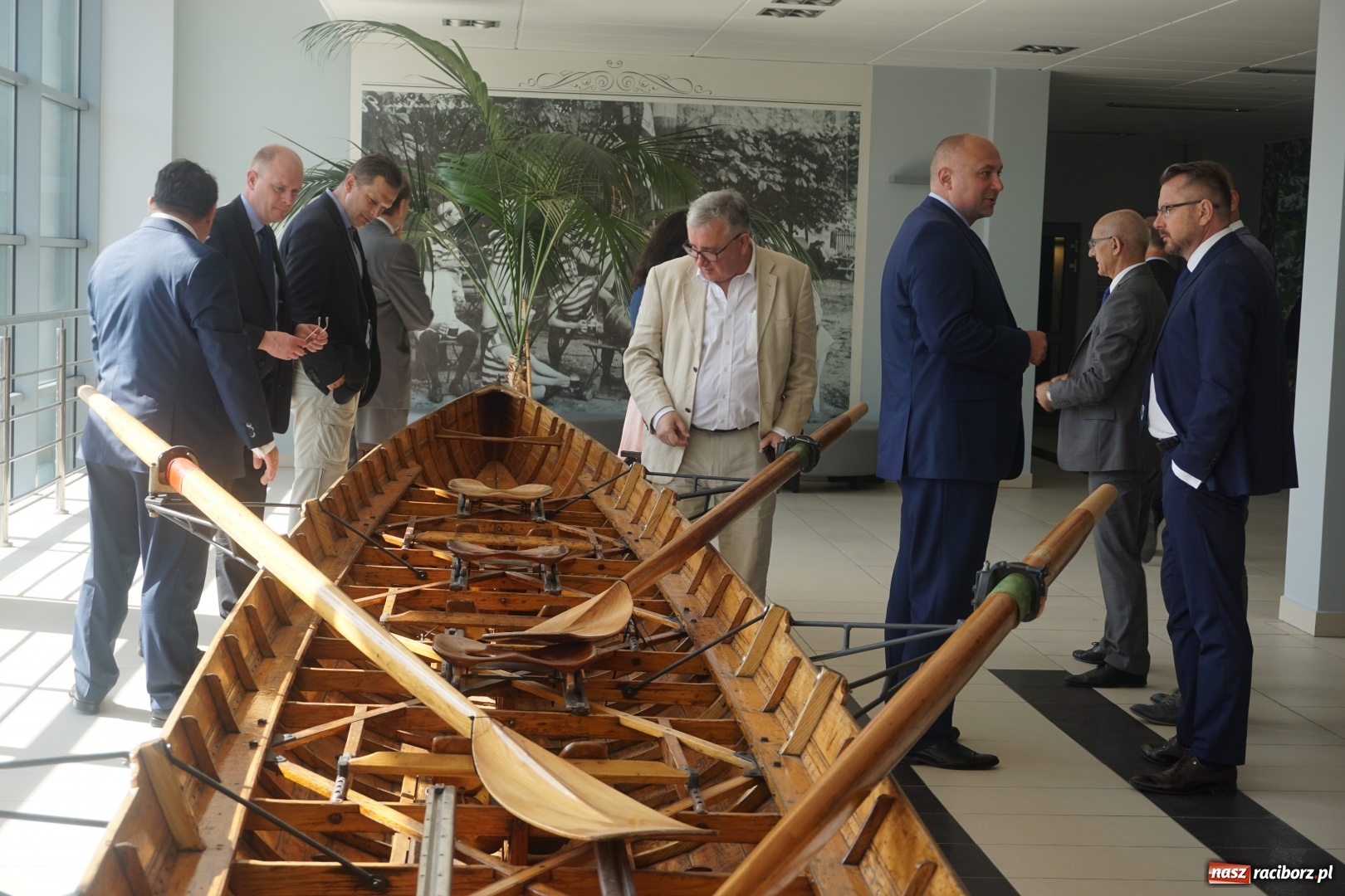 Zdjęcie w galerii na portalu naszraciborz.pl: Kryte lodowisko w Raciborzu coraz bliżej. Posłowie wizytowali nasze obiekty sportowe wiadomości z regionu