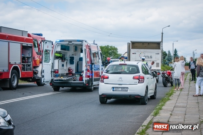 Zdjęcie w galerii na portalu naszraciborz.pl: Zderzenie motocykla z samochodem dostawczym na DK 45 przed Miedonią wiadomości z regionu