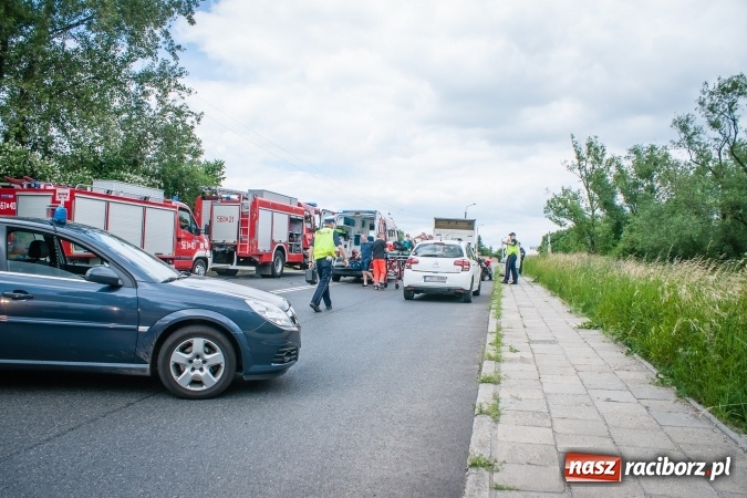 Zdjęcie w galerii na portalu naszraciborz.pl: Zderzenie motocykla z samochodem dostawczym na DK 45 przed Miedonią wiadomości z regionu