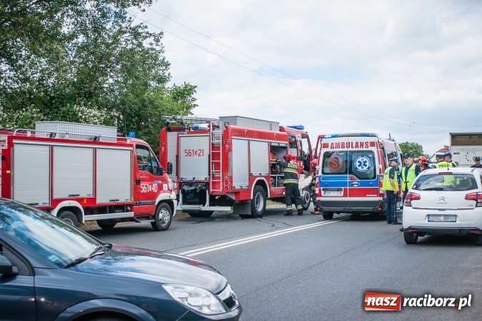 Zdjęcie w galerii na portalu naszraciborz.pl: Zderzenie motocykla z samochodem dostawczym na DK 45 przed Miedonią wiadomości z regionu