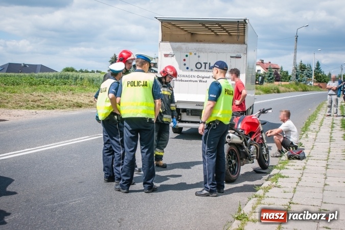 Zdjęcie w galerii na portalu naszraciborz.pl: Zderzenie motocykla z samochodem dostawczym na DK 45 przed Miedonią wiadomości z regionu