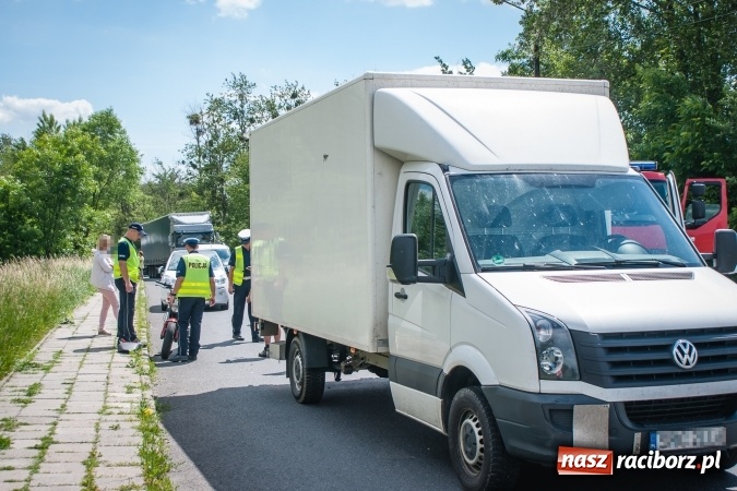 Zdjęcie w galerii na portalu naszraciborz.pl: Zderzenie motocykla z samochodem dostawczym na DK 45 przed Miedonią wiadomości z regionu