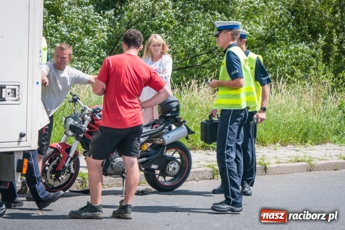 Zdjęcie w galerii na portalu naszraciborz.pl: Zderzenie motocykla z samochodem dostawczym na DK 45 przed Miedonią wiadomości z regionu
