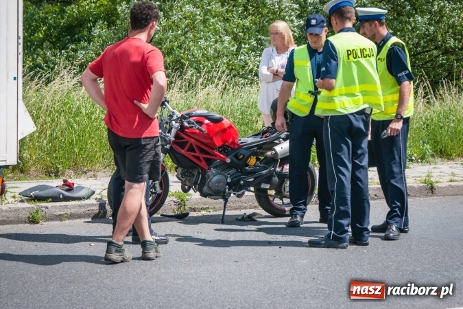 Zdjęcie w galerii na portalu naszraciborz.pl: Zderzenie motocykla z samochodem dostawczym na DK 45 przed Miedonią wiadomości z regionu