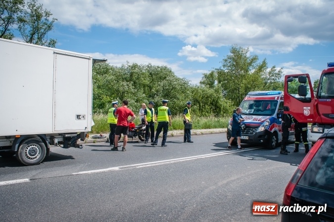 Zdjęcie w galerii na portalu naszraciborz.pl: Zderzenie motocykla z samochodem dostawczym na DK 45 przed Miedonią wiadomości z regionu
