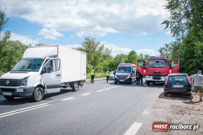 Zdjęcie w galerii na portalu naszraciborz.pl: Zderzenie motocykla z samochodem dostawczym na DK 45 przed Miedonią wiadomości z regionu