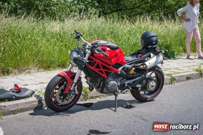 Zdjęcie w galerii na portalu naszraciborz.pl: Zderzenie motocykla z samochodem dostawczym na DK 45 przed Miedonią wiadomości z regionu