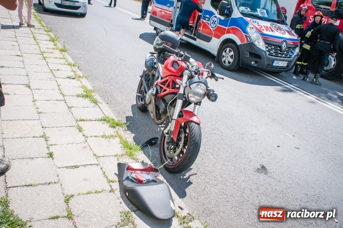 Zdjęcie w galerii na portalu naszraciborz.pl: Zderzenie motocykla z samochodem dostawczym na DK 45 przed Miedonią wiadomości z regionu