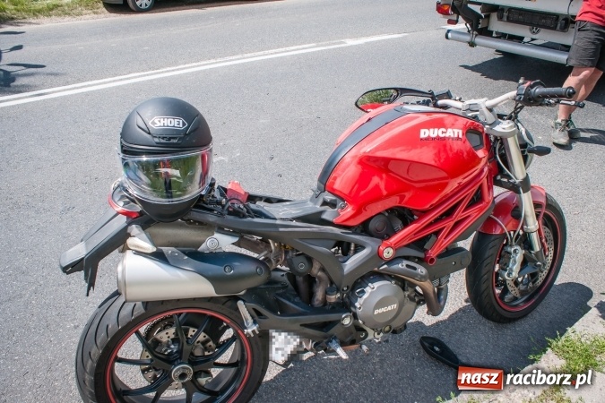 Zdjęcie w galerii na portalu naszraciborz.pl: Zderzenie motocykla z samochodem dostawczym na DK 45 przed Miedonią wiadomości z regionu