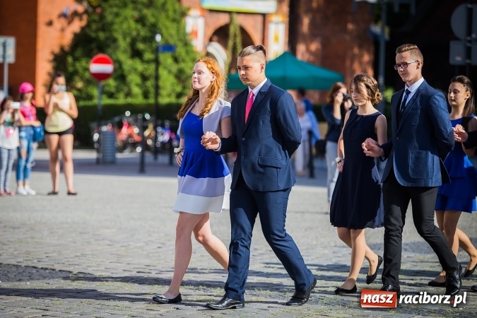 Zdjęcie w galerii na portalu naszraciborz.pl: Absolwenci Gimnazjum nr 2 odtańczyli poloneza na rynku wiadomości z regionu