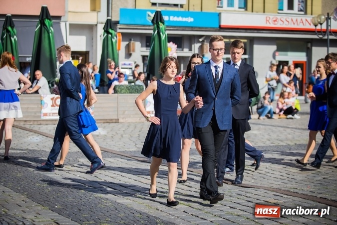Zdjęcie w galerii na portalu naszraciborz.pl: Absolwenci Gimnazjum nr 2 odtańczyli poloneza na rynku wiadomości z regionu
