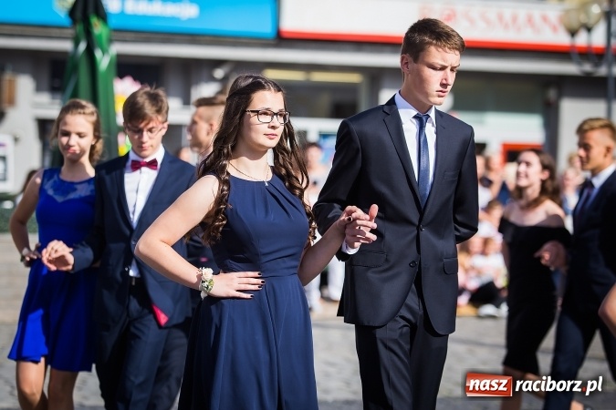 Zdjęcie w galerii na portalu naszraciborz.pl: Absolwenci Gimnazjum nr 2 odtańczyli poloneza na rynku wiadomości z regionu
