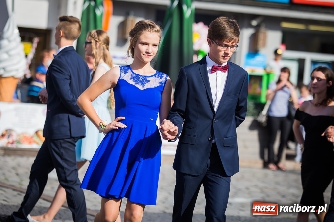 Zdjęcie w galerii na portalu naszraciborz.pl: Absolwenci Gimnazjum nr 2 odtańczyli poloneza na rynku wiadomości z regionu