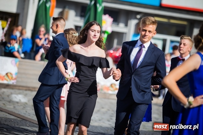 Zdjęcie w galerii na portalu naszraciborz.pl: Absolwenci Gimnazjum nr 2 odtańczyli poloneza na rynku wiadomości z regionu
