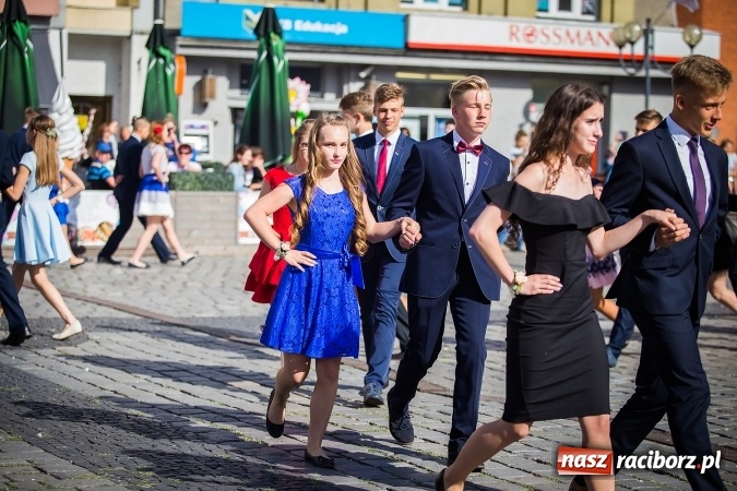 Zdjęcie w galerii na portalu naszraciborz.pl: Absolwenci Gimnazjum nr 2 odtańczyli poloneza na rynku wiadomości z regionu