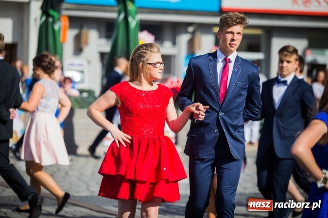 Zdjęcie w galerii na portalu naszraciborz.pl: Absolwenci Gimnazjum nr 2 odtańczyli poloneza na rynku wiadomości z regionu