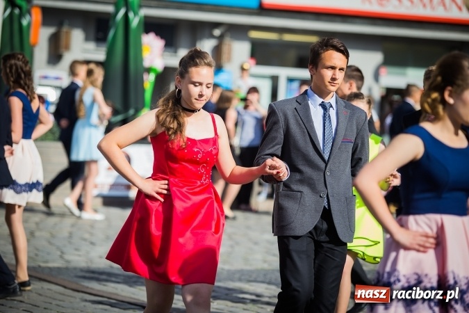 Zdjęcie w galerii na portalu naszraciborz.pl: Absolwenci Gimnazjum nr 2 odtańczyli poloneza na rynku wiadomości z regionu
