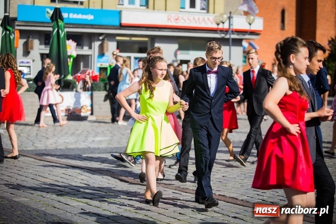 Zdjęcie w galerii na portalu naszraciborz.pl: Absolwenci Gimnazjum nr 2 odtańczyli poloneza na rynku wiadomości z regionu