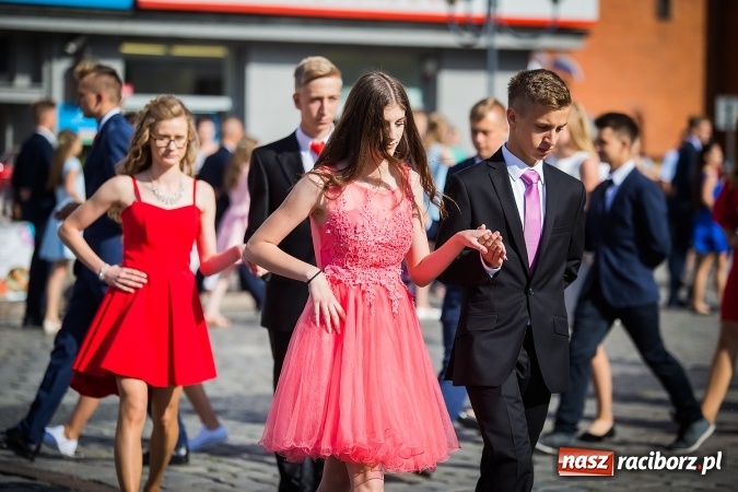 Zdjęcie w galerii na portalu naszraciborz.pl: Absolwenci Gimnazjum nr 2 odtańczyli poloneza na rynku wiadomości z regionu
