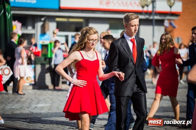 Zdjęcie w galerii na portalu naszraciborz.pl: Absolwenci Gimnazjum nr 2 odtańczyli poloneza na rynku wiadomości z regionu