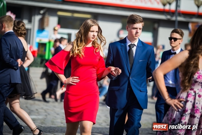 Zdjęcie w galerii na portalu naszraciborz.pl: Absolwenci Gimnazjum nr 2 odtańczyli poloneza na rynku wiadomości z regionu