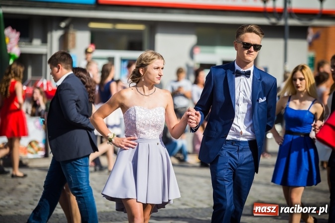 Zdjęcie w galerii na portalu naszraciborz.pl: Absolwenci Gimnazjum nr 2 odtańczyli poloneza na rynku wiadomości z regionu