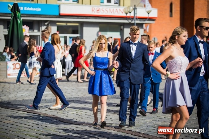 Zdjęcie w galerii na portalu naszraciborz.pl: Absolwenci Gimnazjum nr 2 odtańczyli poloneza na rynku wiadomości z regionu