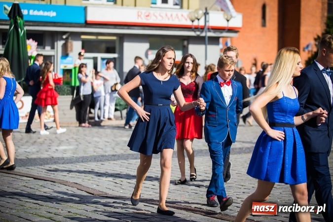 Zdjęcie w galerii na portalu naszraciborz.pl: Absolwenci Gimnazjum nr 2 odtańczyli poloneza na rynku wiadomości z regionu