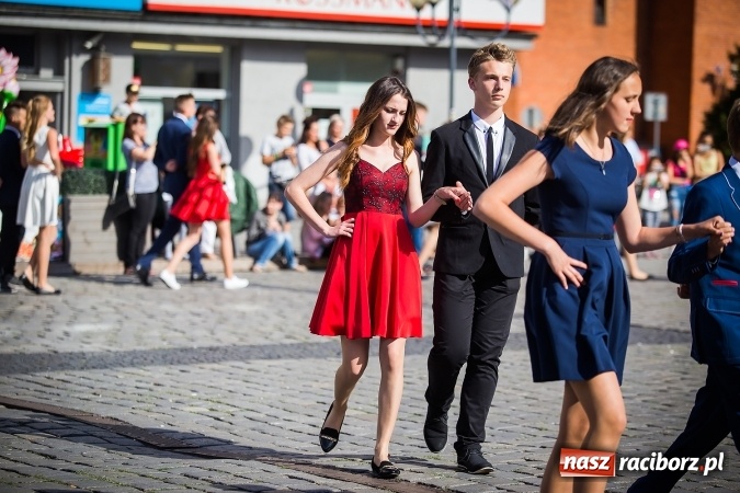 Zdjęcie w galerii na portalu naszraciborz.pl: Absolwenci Gimnazjum nr 2 odtańczyli poloneza na rynku wiadomości z regionu