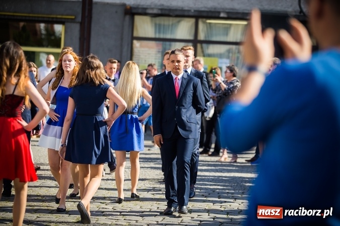 Zdjęcie w galerii na portalu naszraciborz.pl: Absolwenci Gimnazjum nr 2 odtańczyli poloneza na rynku wiadomości z regionu