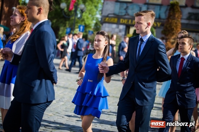 Zdjęcie w galerii na portalu naszraciborz.pl: Absolwenci Gimnazjum nr 2 odtańczyli poloneza na rynku wiadomości z regionu