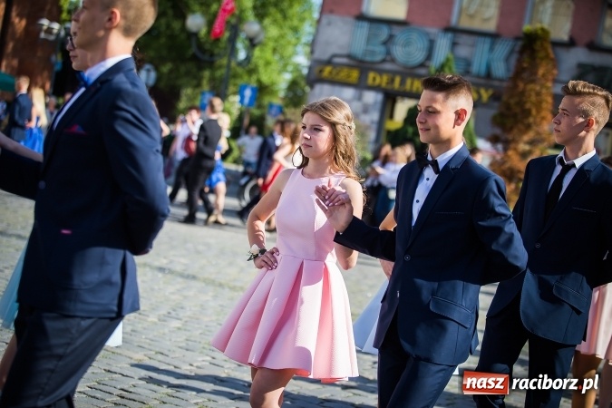 Zdjęcie w galerii na portalu naszraciborz.pl: Absolwenci Gimnazjum nr 2 odtańczyli poloneza na rynku wiadomości z regionu
